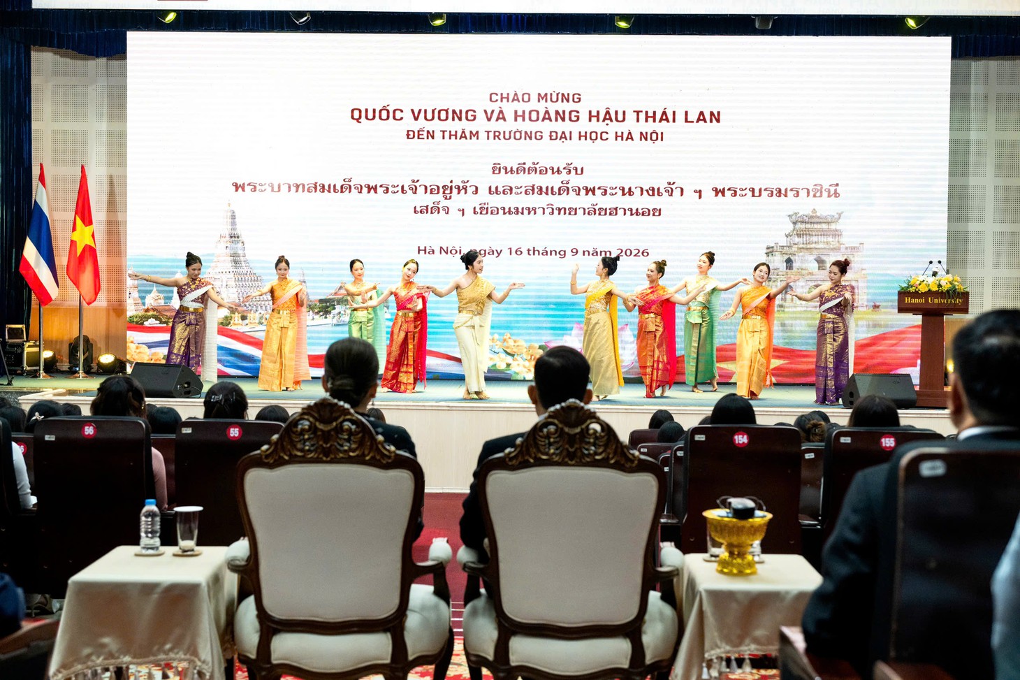 Nhà vua Thái Lan và Hoàng hậu nghe sinh viên Hà Nội nói tiếng Thái - Ảnh 6.
