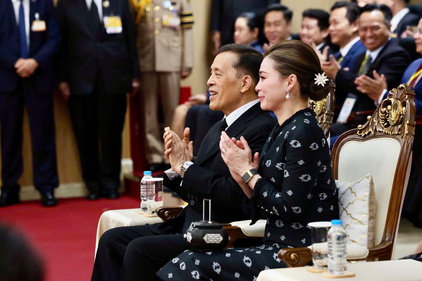 Nhà vua Thái Lan và Hoàng hậu nghe sinh viên Hà Nội nói tiếng Thái - Ảnh 1.