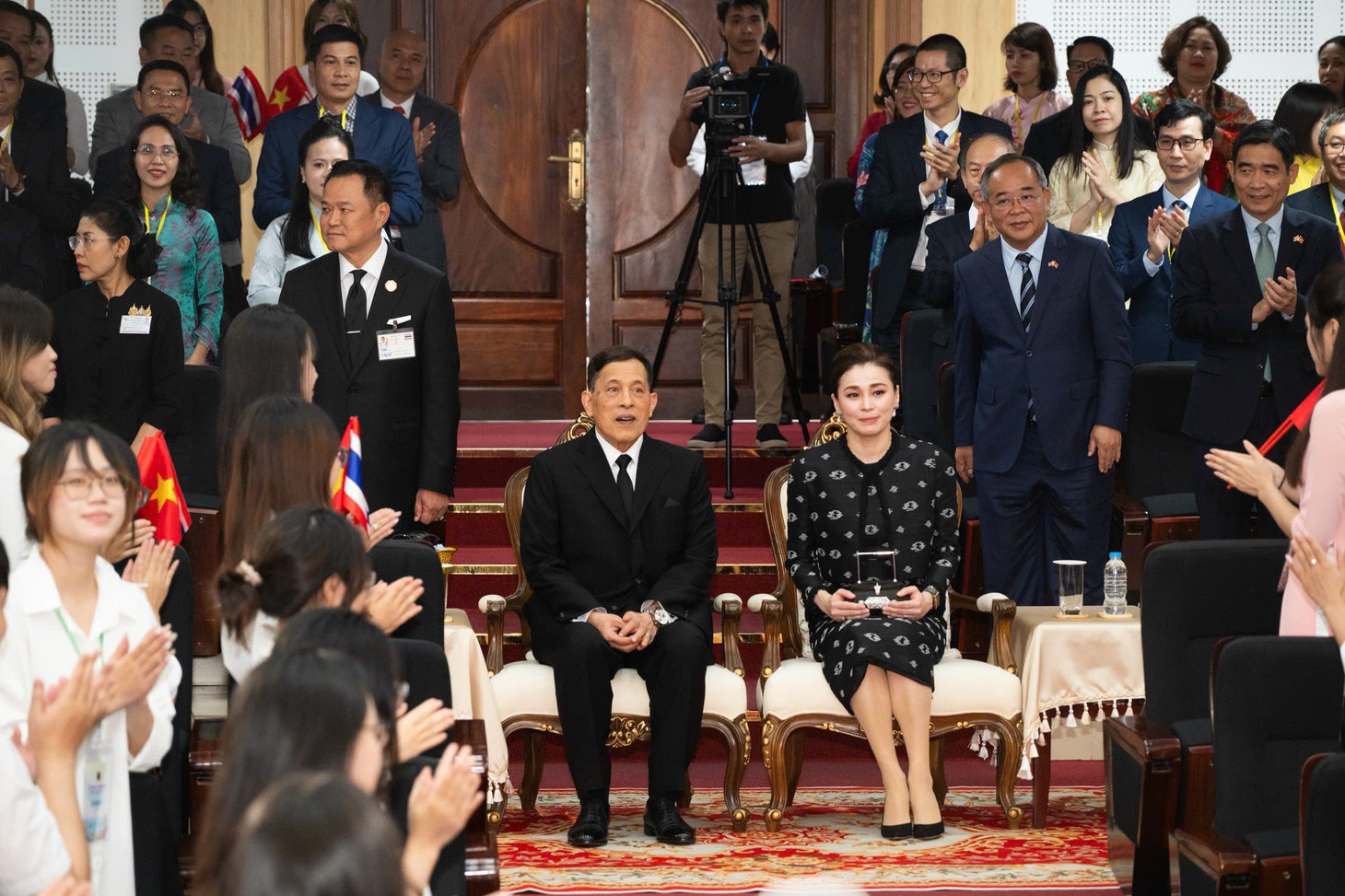 Nhà vua Thái Lan và Hoàng hậu nghe sinh viên Hà Nội nói tiếng Thái - Ảnh 2.
