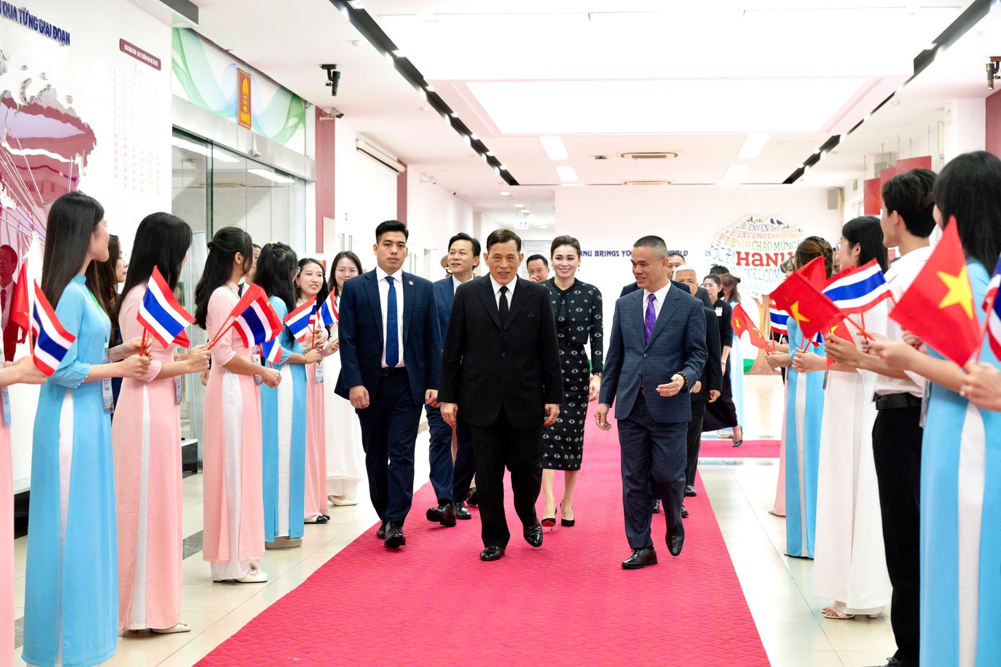 Nhà vua Thái Lan và Hoàng hậu nghe sinh viên Hà Nội nói tiếng Thái - Ảnh 4.