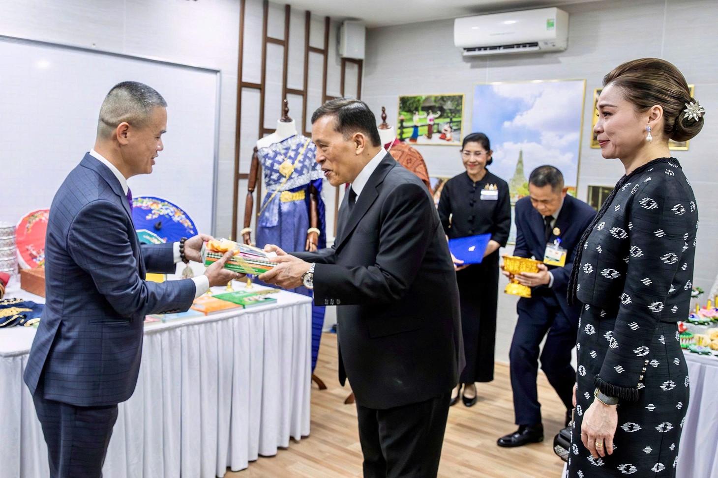 Nhà vua Thái Lan và Hoàng hậu nghe sinh viên Hà Nội nói tiếng Thái - Ảnh 8.