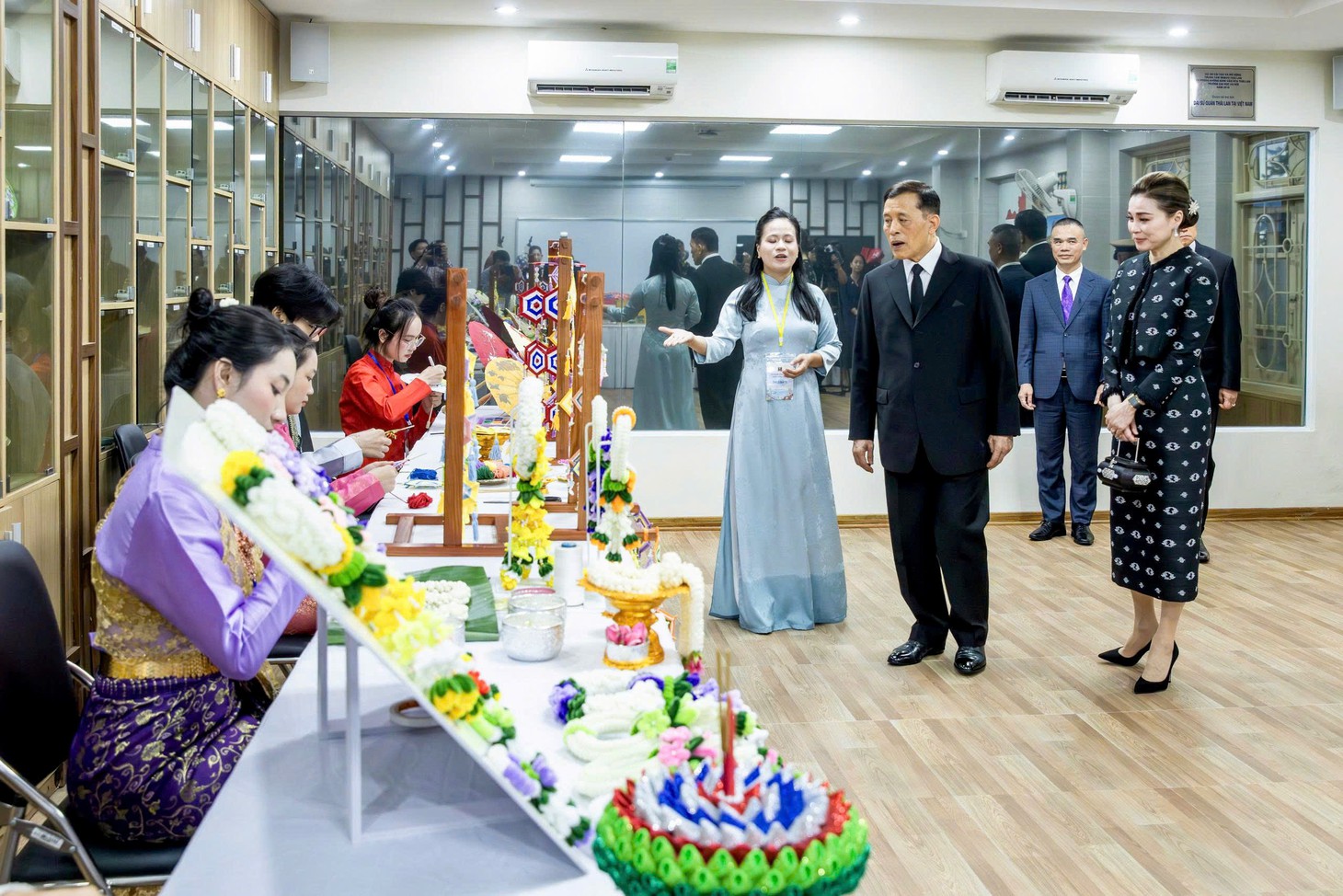 Nhà vua Thái Lan và Hoàng hậu nghe sinh viên Hà Nội nói tiếng Thái - Ảnh 7.