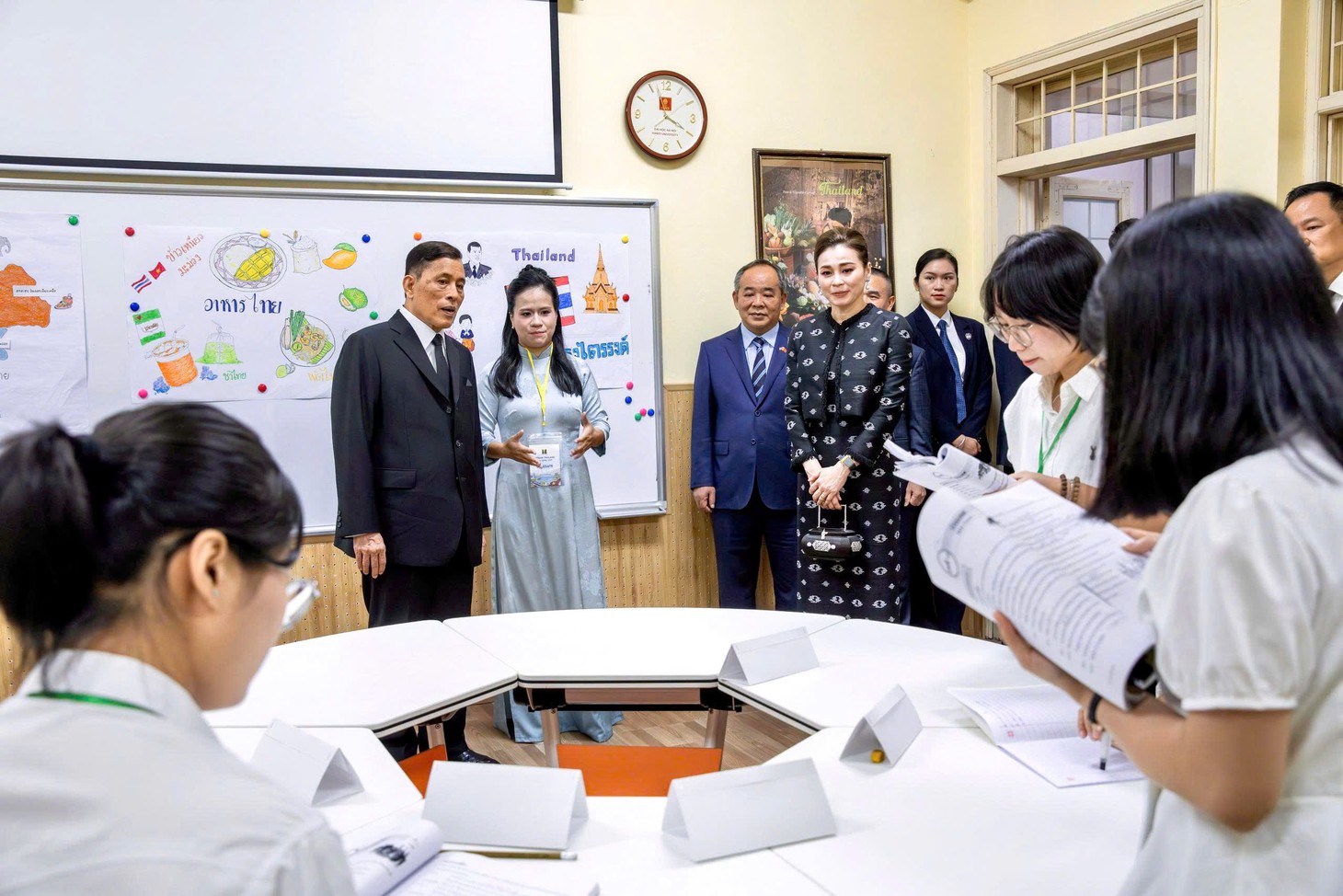 Nhà vua Thái Lan và Hoàng hậu nghe sinh viên Hà Nội nói tiếng Thái - Ảnh 3.