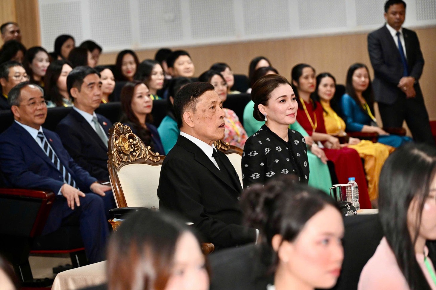 Nhà vua Thái Lan và Hoàng hậu nghe sinh viên Hà Nội nói tiếng Thái - Ảnh 5.