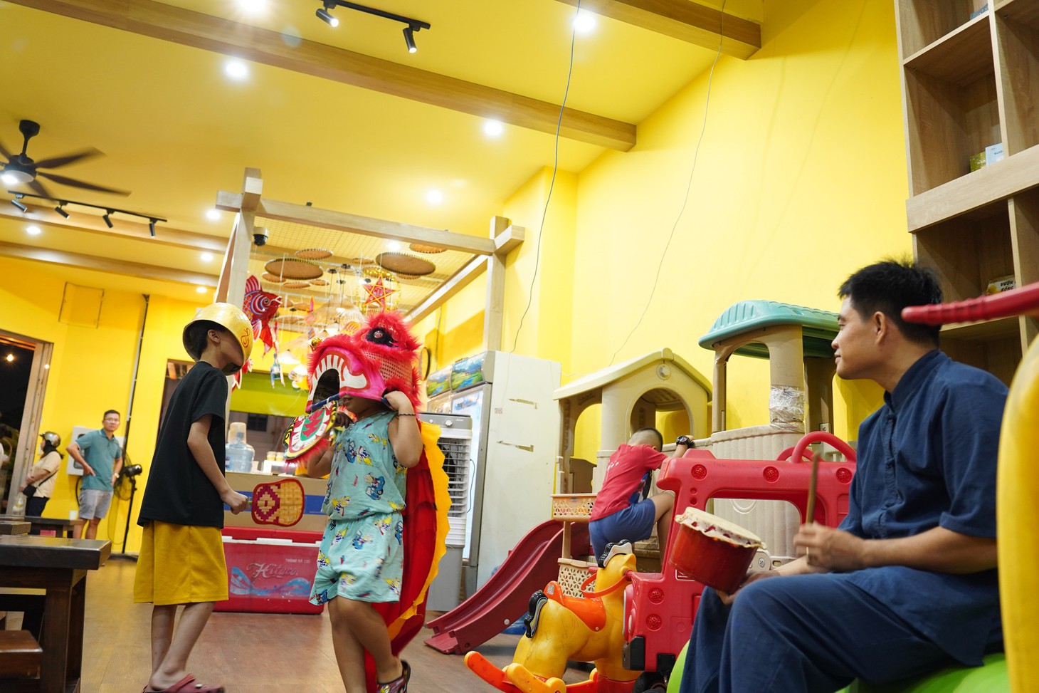 Hàng quán trang trí Trung thu tại TP . HCM mang đến không gian ý nghĩa cho gia đình - Ảnh 12.