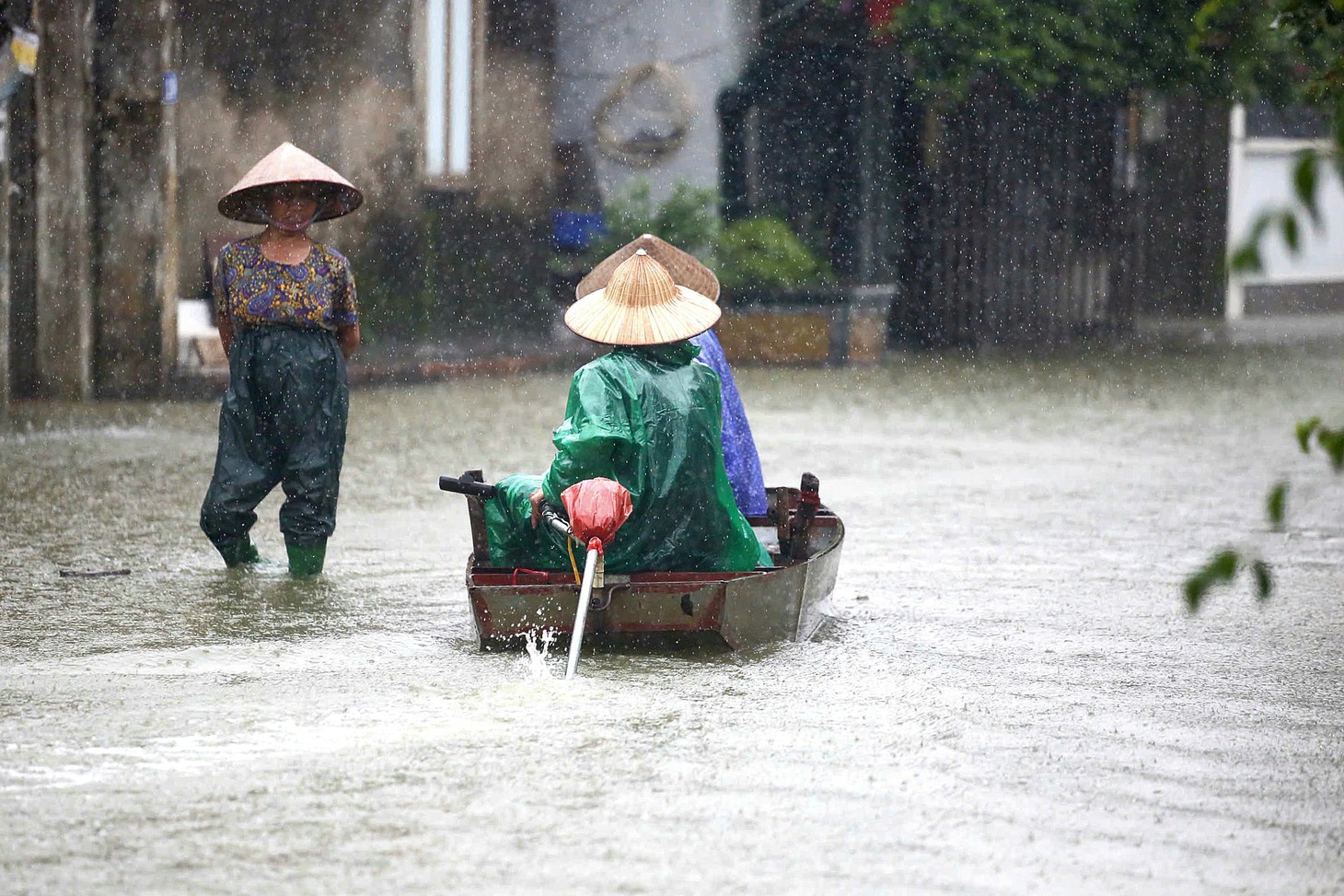 Nước lũ lên cao, 28 hộ dân ngoại thành Hà Nội phải sơ tán - Ảnh 1.