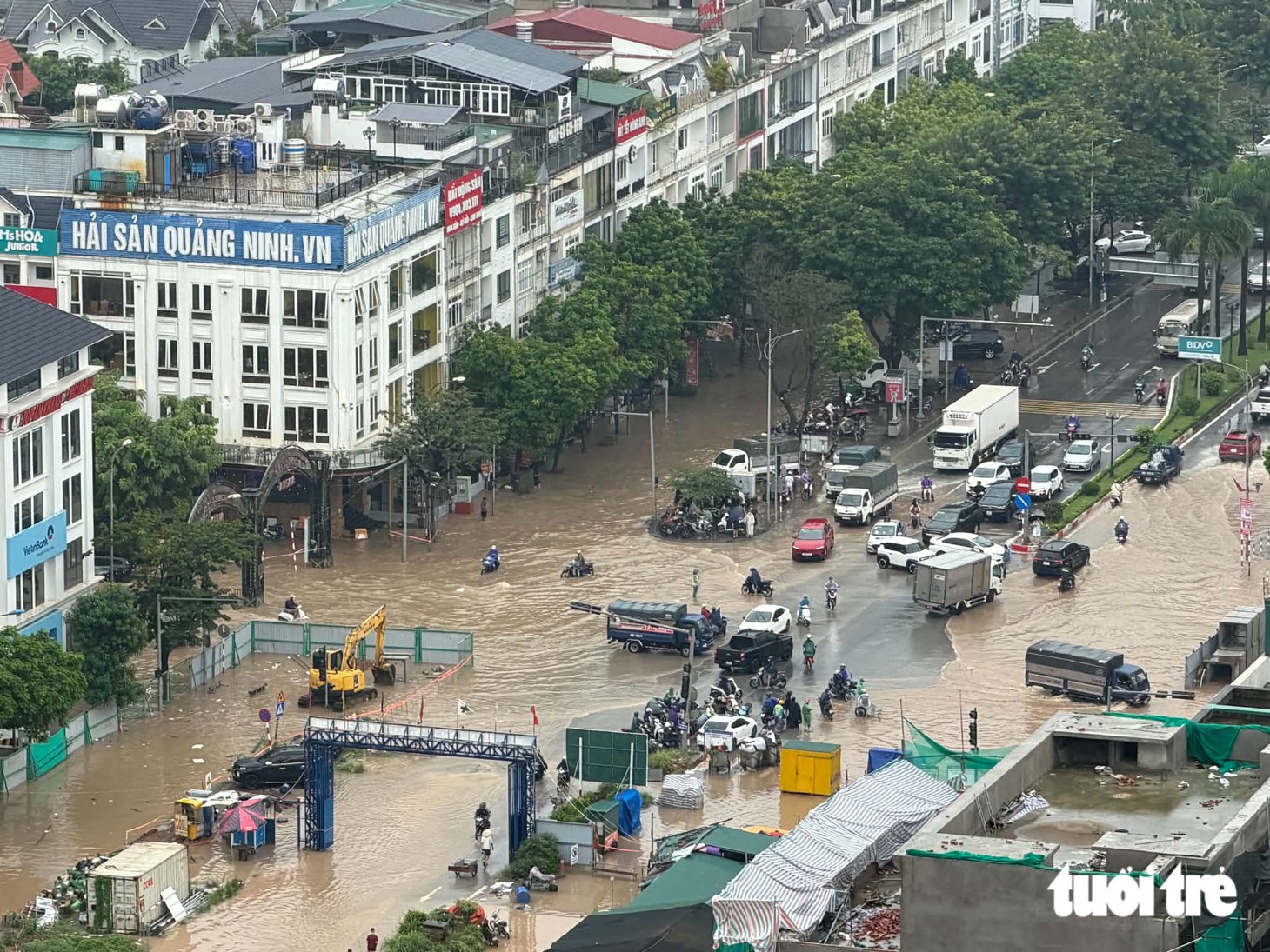 Đường phố Hà Nội ùn tắc nghiêm trọng do mưa lớn sáng 19 - 7 khiến nhiều người muộn làm - Ảnh 10.
