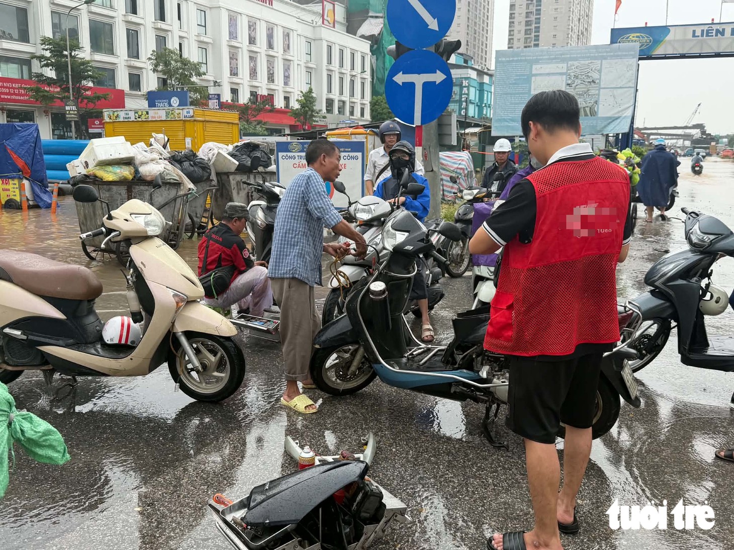 Đường phố Hà Nội ùn tắc, ngập sâu, gần 9h sáng nhiều người vẫn chưa tới được chỗ làm - Ảnh 1.