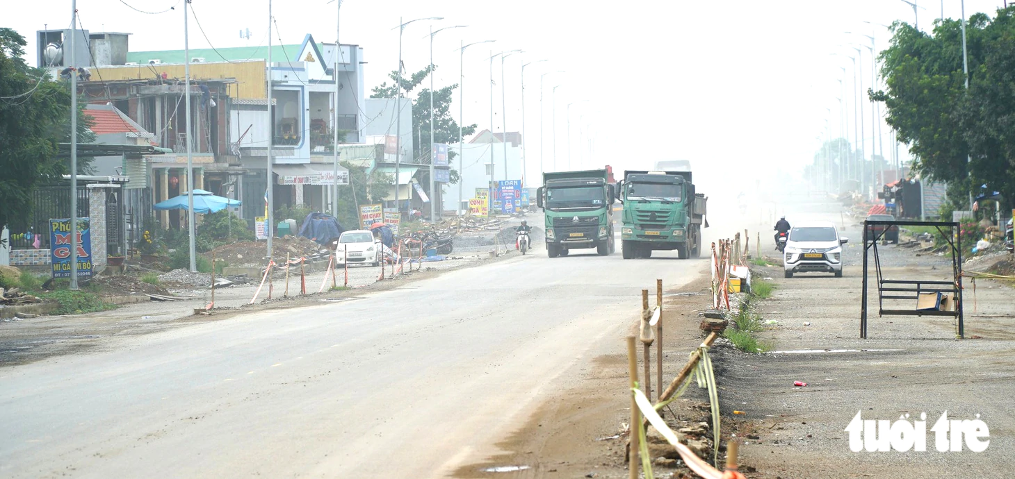 Quốc lộ 14B qua Đà Nẵng vẫn ngổn ngang, mịt mù dù sắp hết hạn bàn giao - Ảnh 2.
