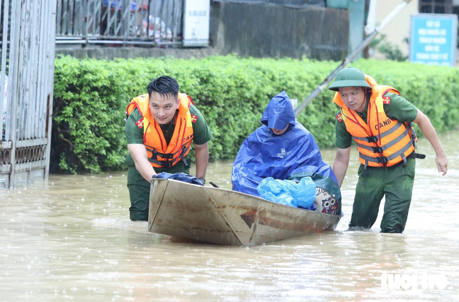 Trung tâm y tế ngập gần nửa mét, công an dùng thuyền đưa bệnh nhân ra vào - Ảnh 1.