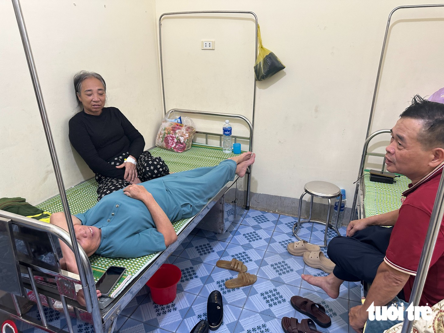 Trung tâm y tế ngập gần nửa mét, công an dùng thuyền đưa bệnh nhân ra vào - Ảnh 2.