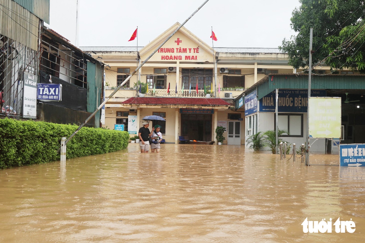 Trung tâm y tế ngập gần nửa mét, công an dùng thuyền đưa bệnh nhân ra vào - Ảnh 3.