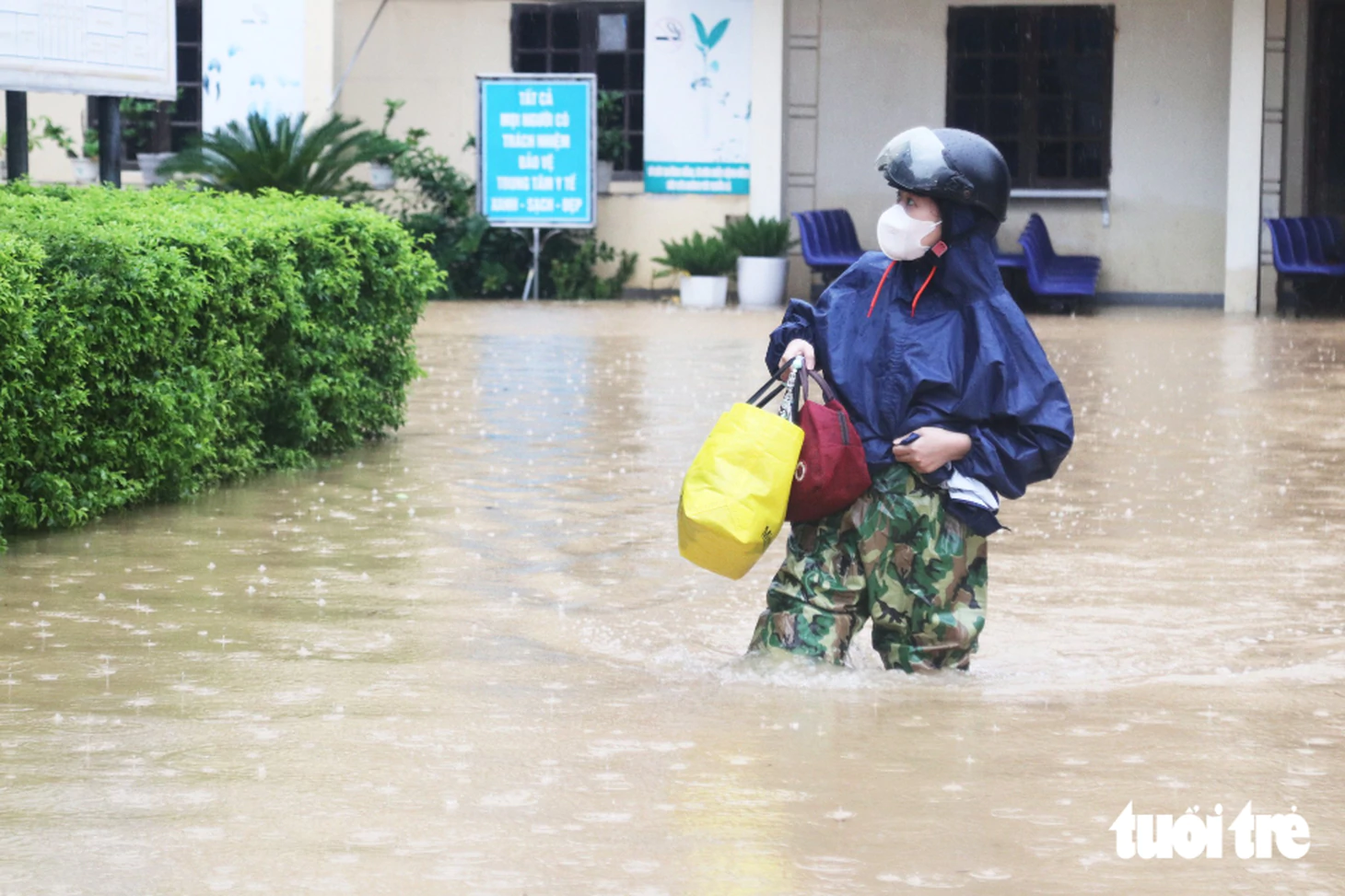 Trung tâm y tế ngập gần nửa mét, công an dùng thuyền đưa bệnh nhân ra vào - Ảnh 4.