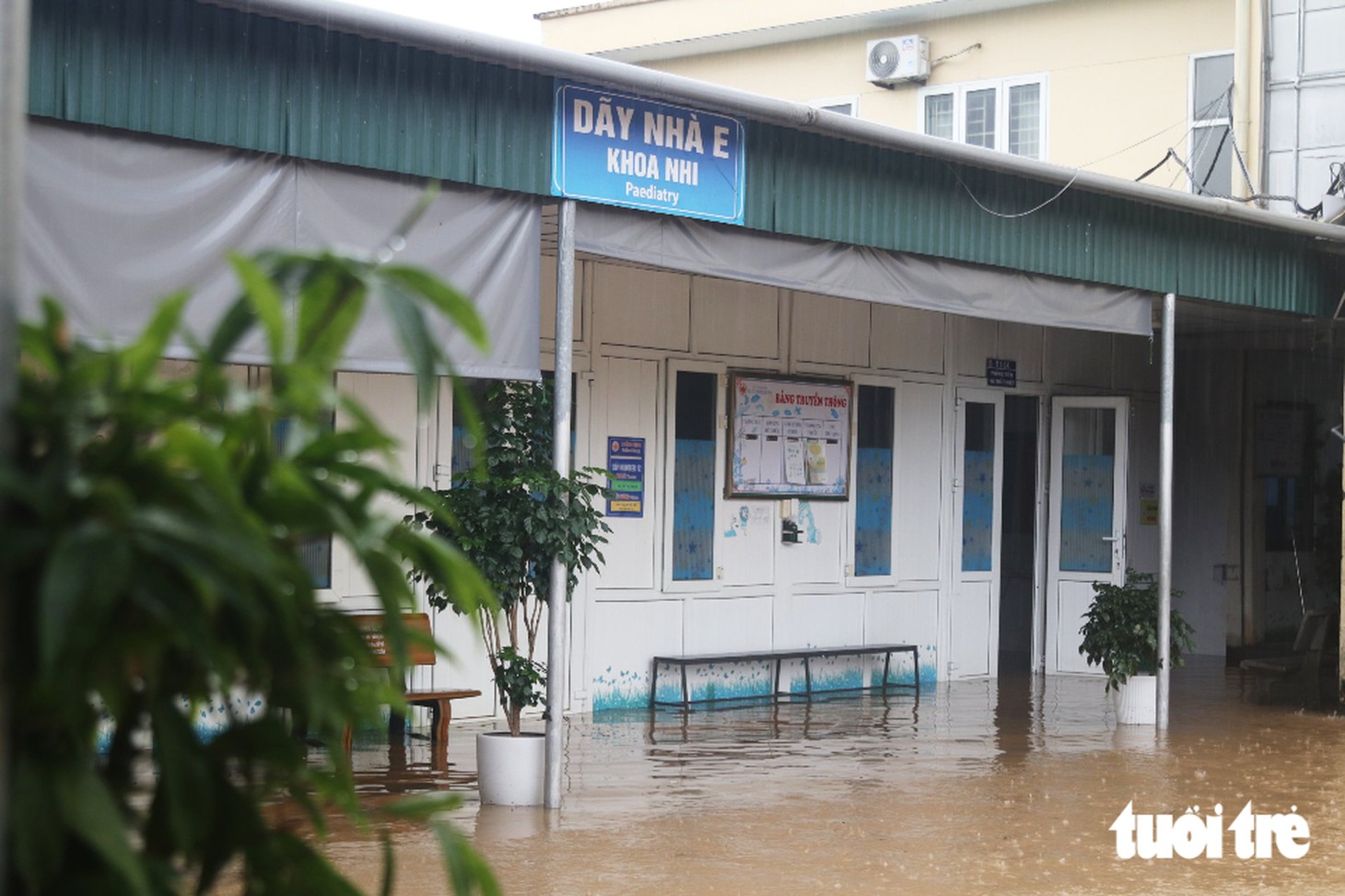 Trung tâm y tế ngập gần nửa mét, công an dùng thuyền đưa bệnh nhân ra vào - Ảnh 8.