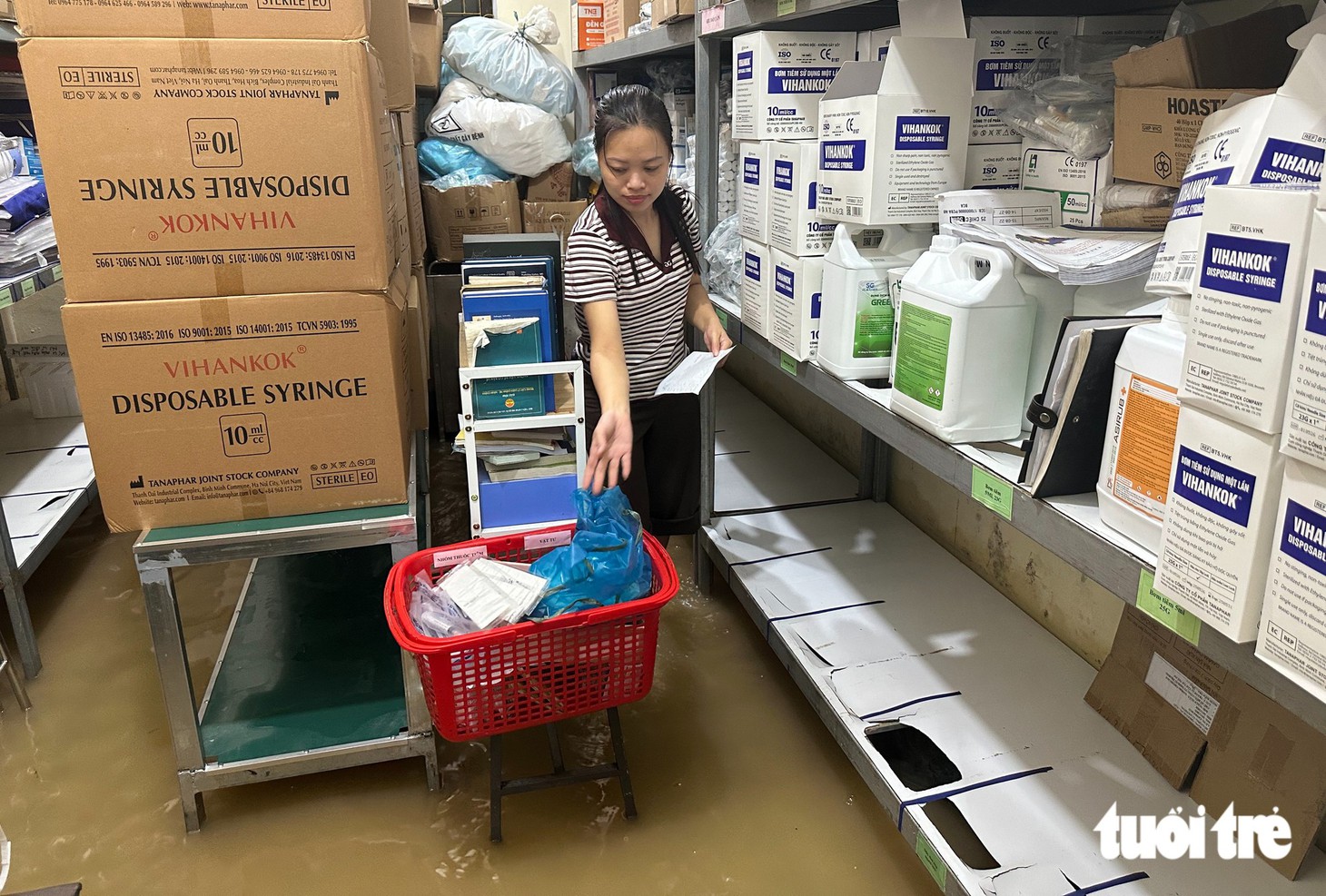 Trung tâm y tế ngập gần nửa mét, công an dùng thuyền đưa bệnh nhân ra vào - Ảnh 10.
