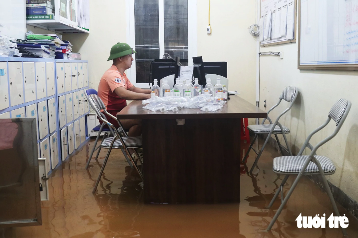 Trung tâm y tế ngập gần nửa mét, công an dùng thuyền đưa bệnh nhân ra vào - Ảnh 11.