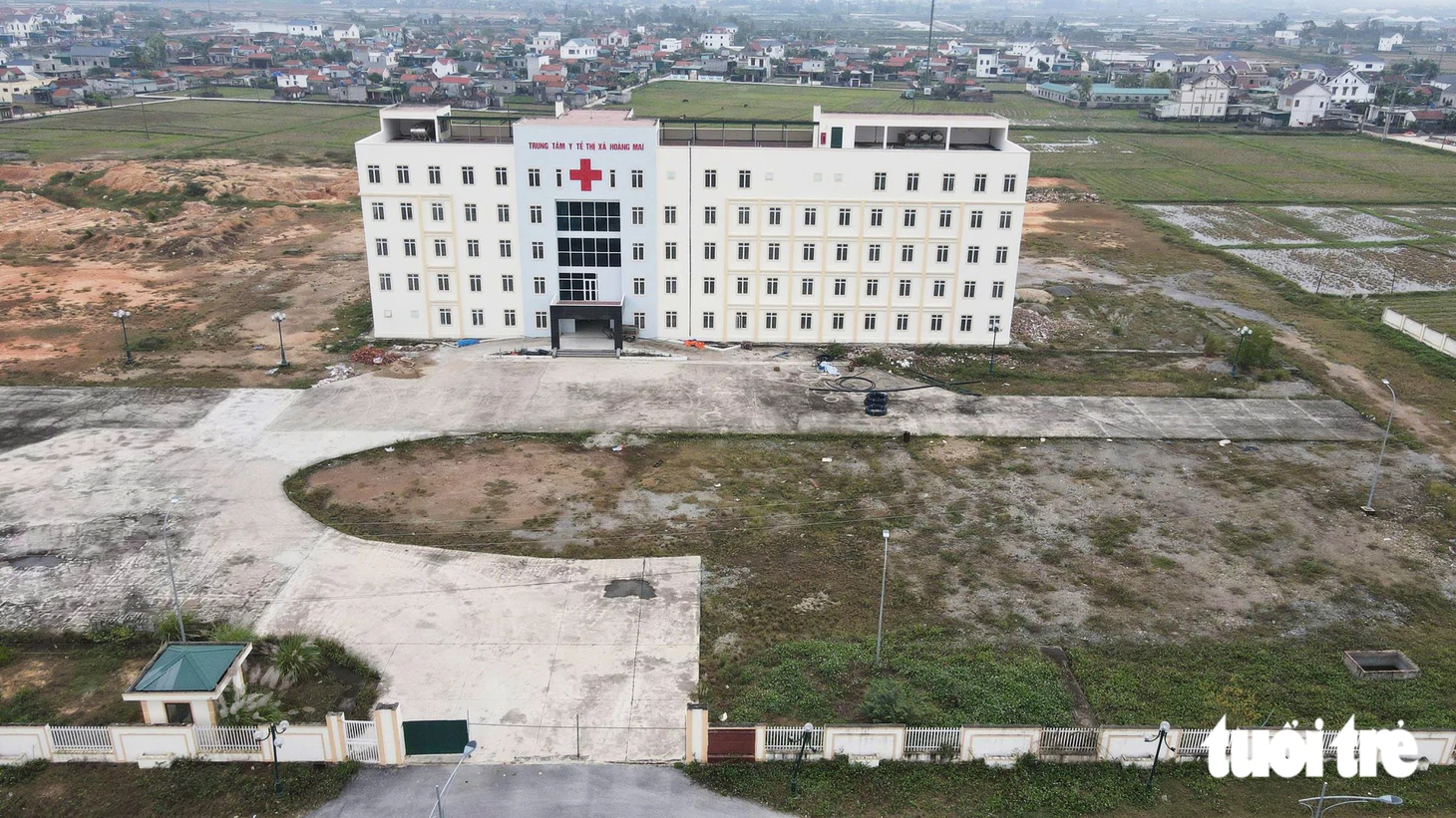 Trung tâm y tế ngập gần nửa mét, công an dùng thuyền đưa bệnh nhân ra vào - Ảnh 17.