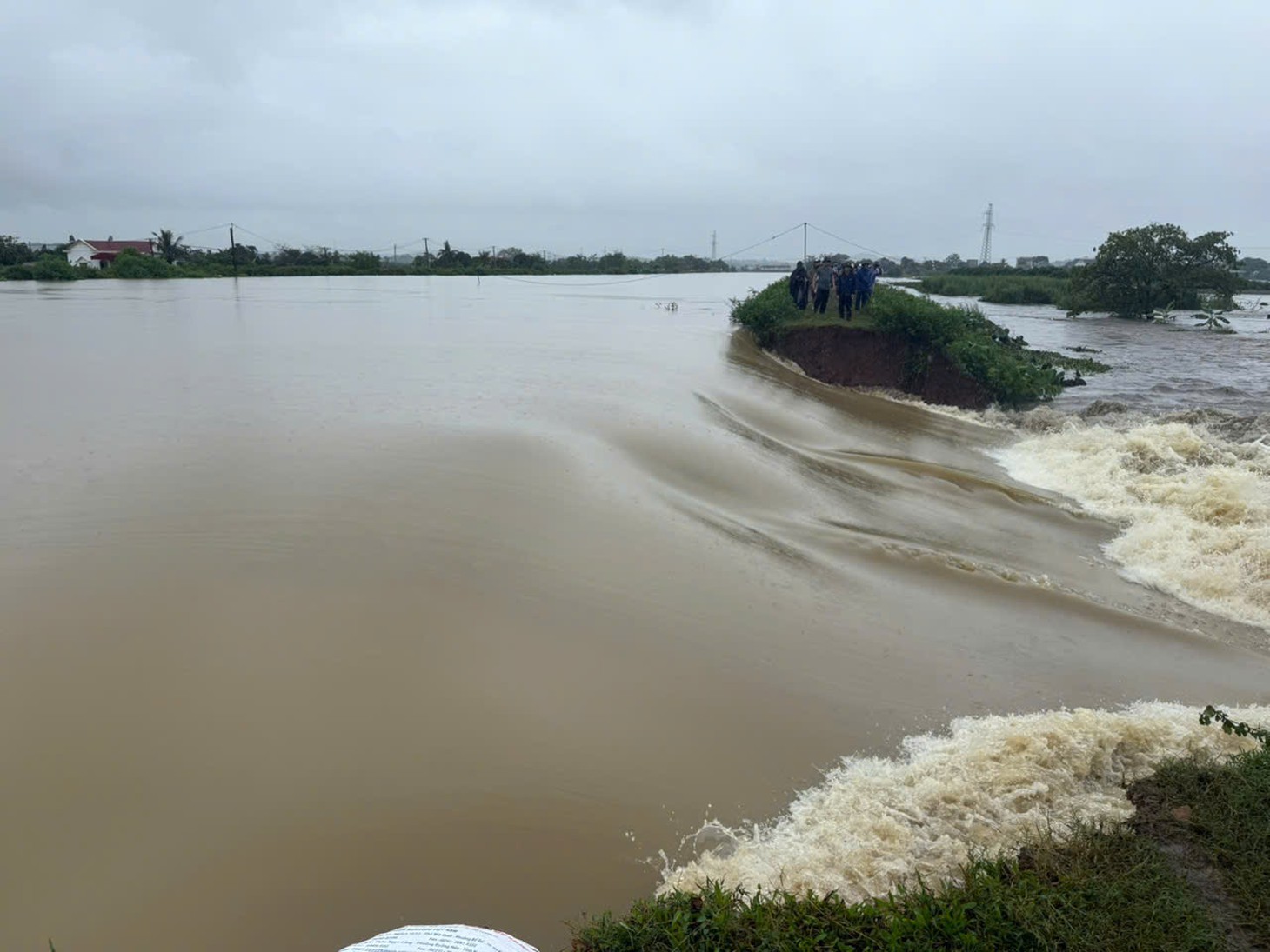 Mưa lũ hoành hành ở Hà Nội, Ninh Bình, Thanh Hóa, Phú Thọ - Ảnh 4.
