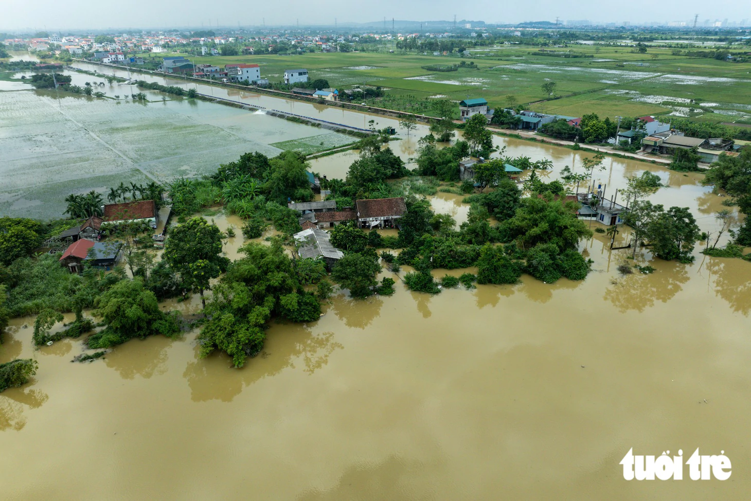 Nước sông Bùi tràn về như thác, xóm Đồng Dâu bốn bề là nước - Ảnh 2.
