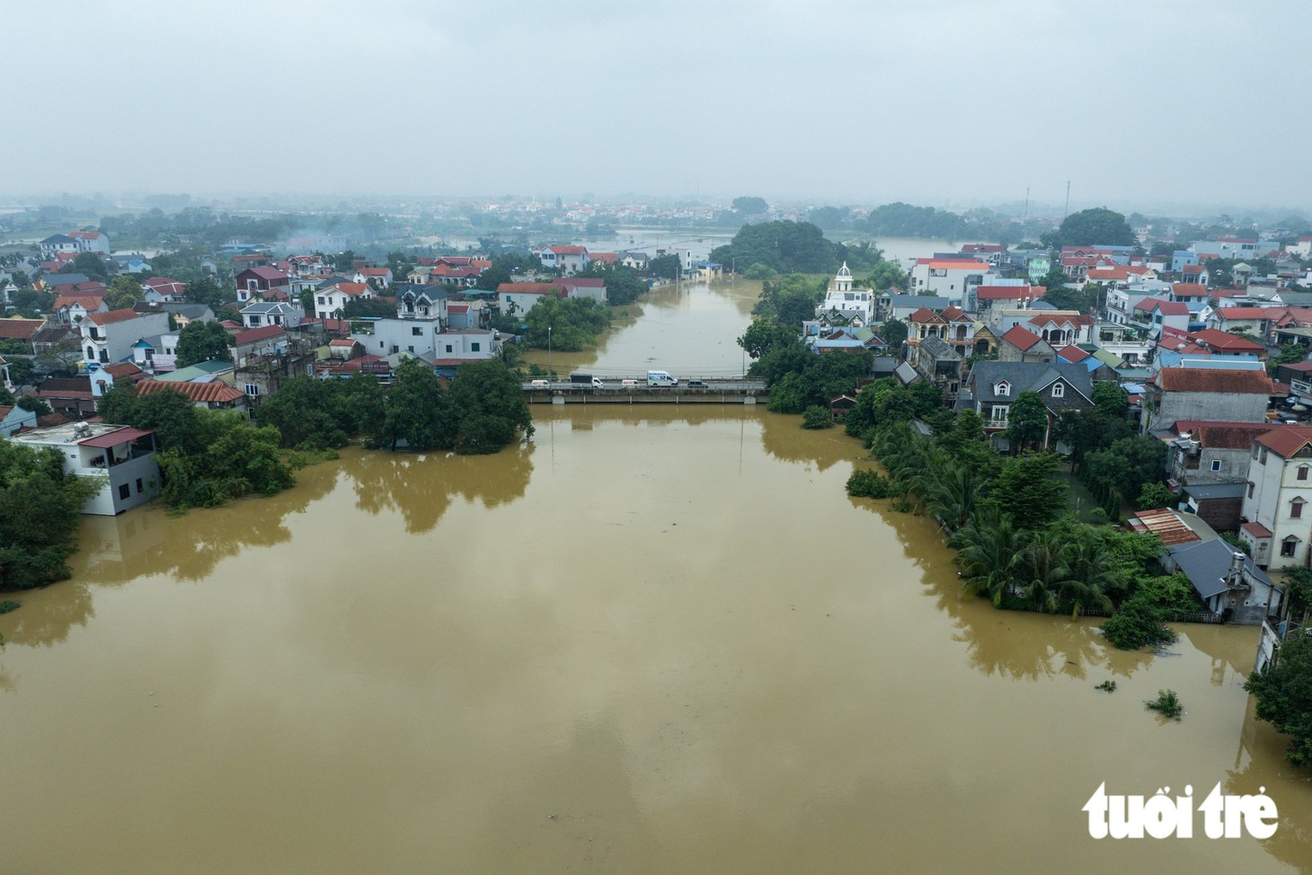 Nước sông Bùi tràn về như thác, xóm Đồng Dâu bốn bề là nước - Ảnh 8.