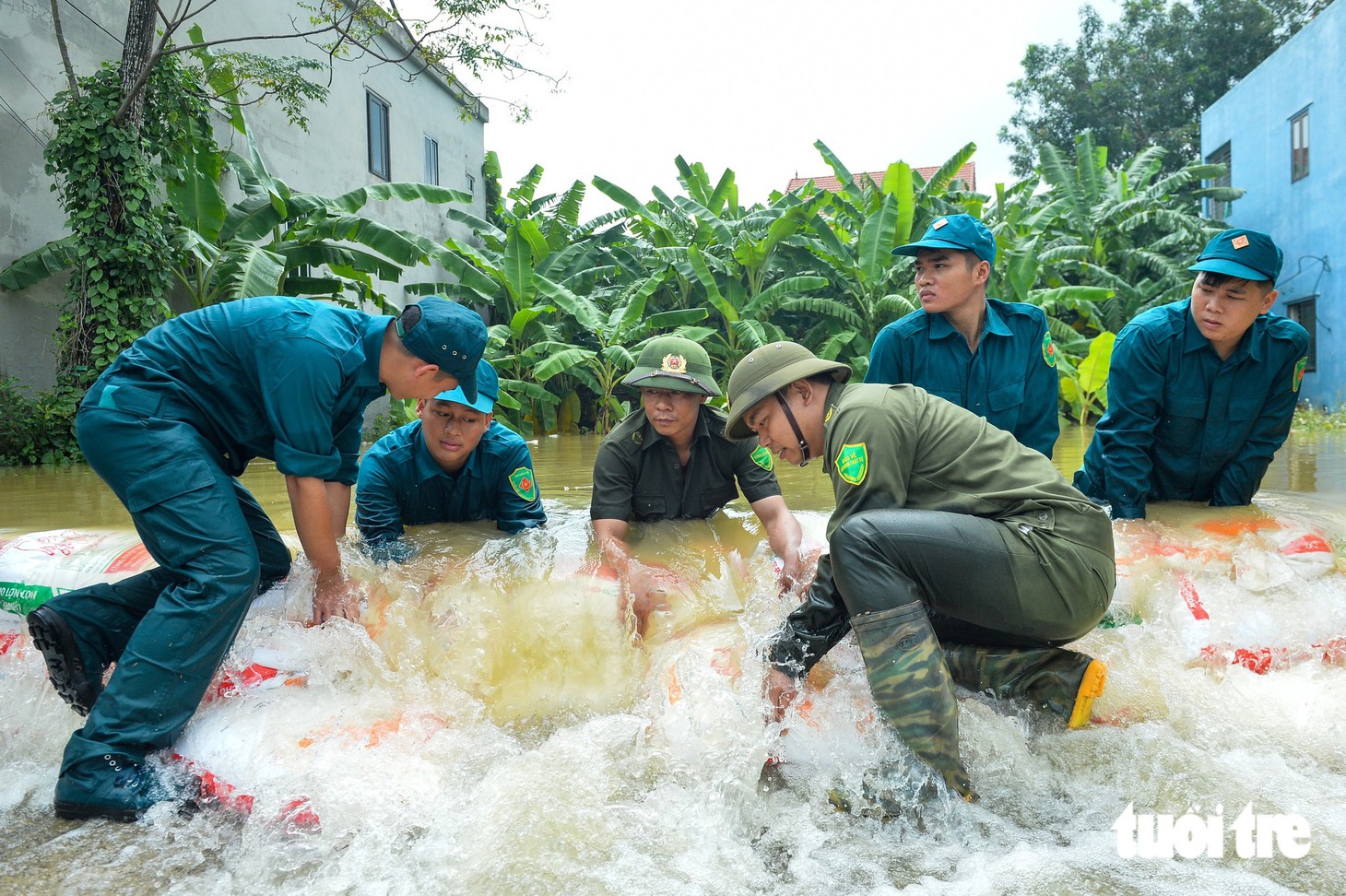 Nước sông Bùi tràn về như thác, xóm Đồng Dâu bốn bề là nước - Ảnh 20.