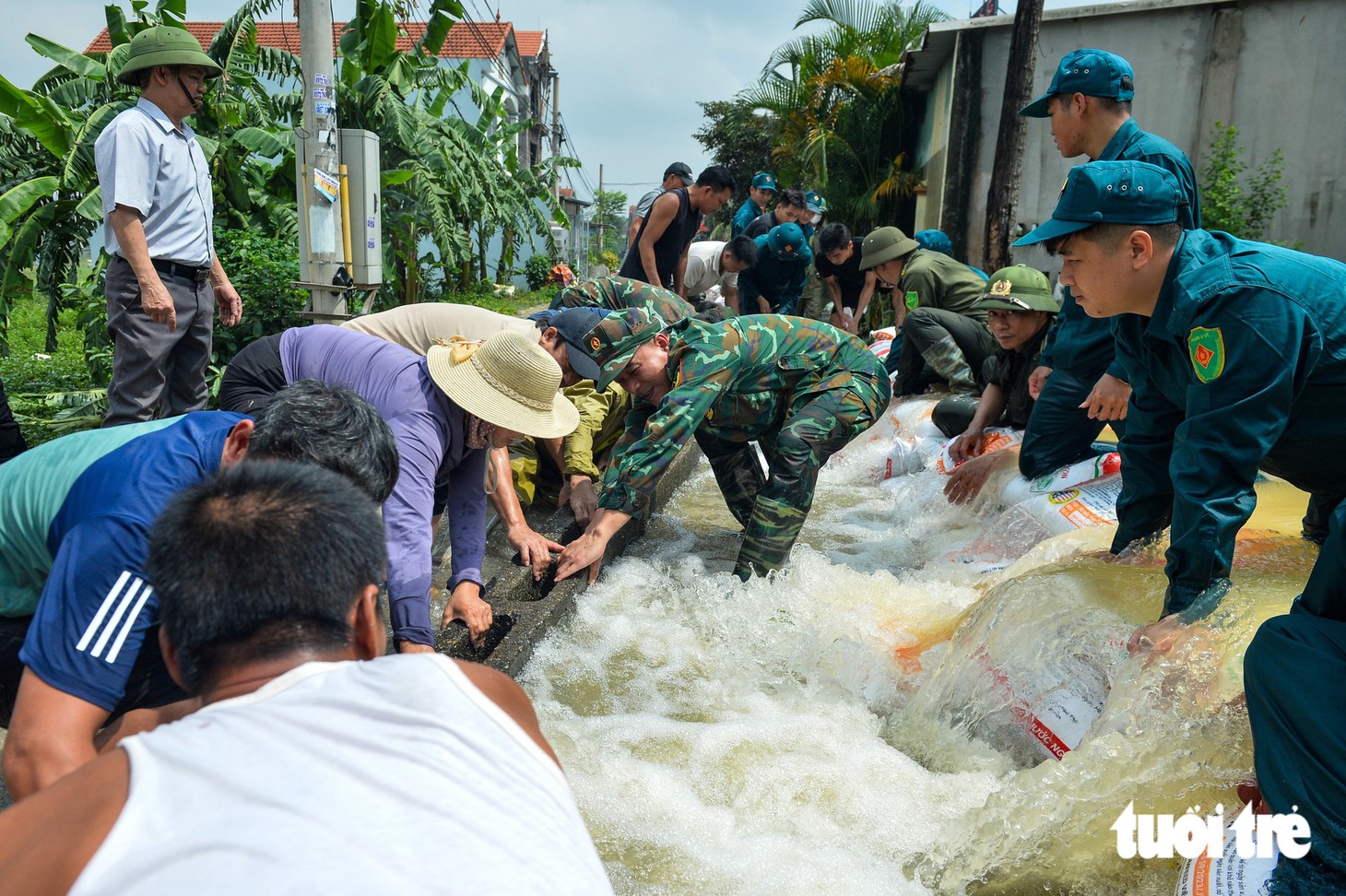 Nước sông Bùi tràn về như thác, xóm Đồng Dâu bốn bề là nước - Ảnh 21.