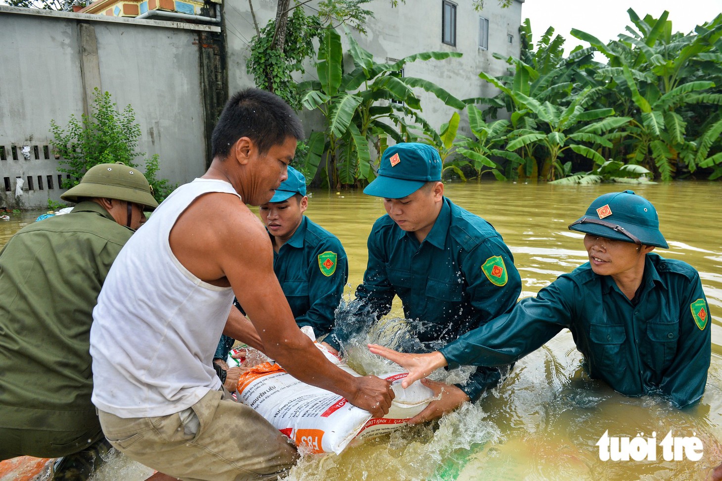 Nước sông Bùi tràn về như thác, xóm Đồng Dâu bốn bề là nước - Ảnh 22.