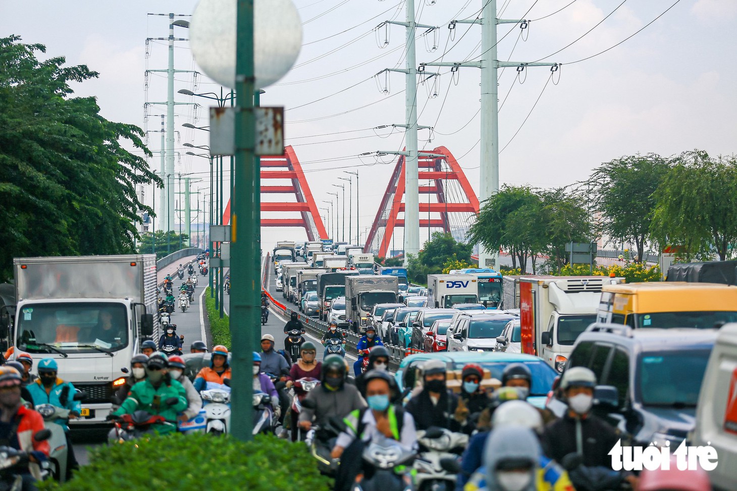 Cầu Bình Lợi 2 ùn ứ từ dù chưa tới giờ cao điểm, ô tô xếp hàng dài - Ảnh 1.
