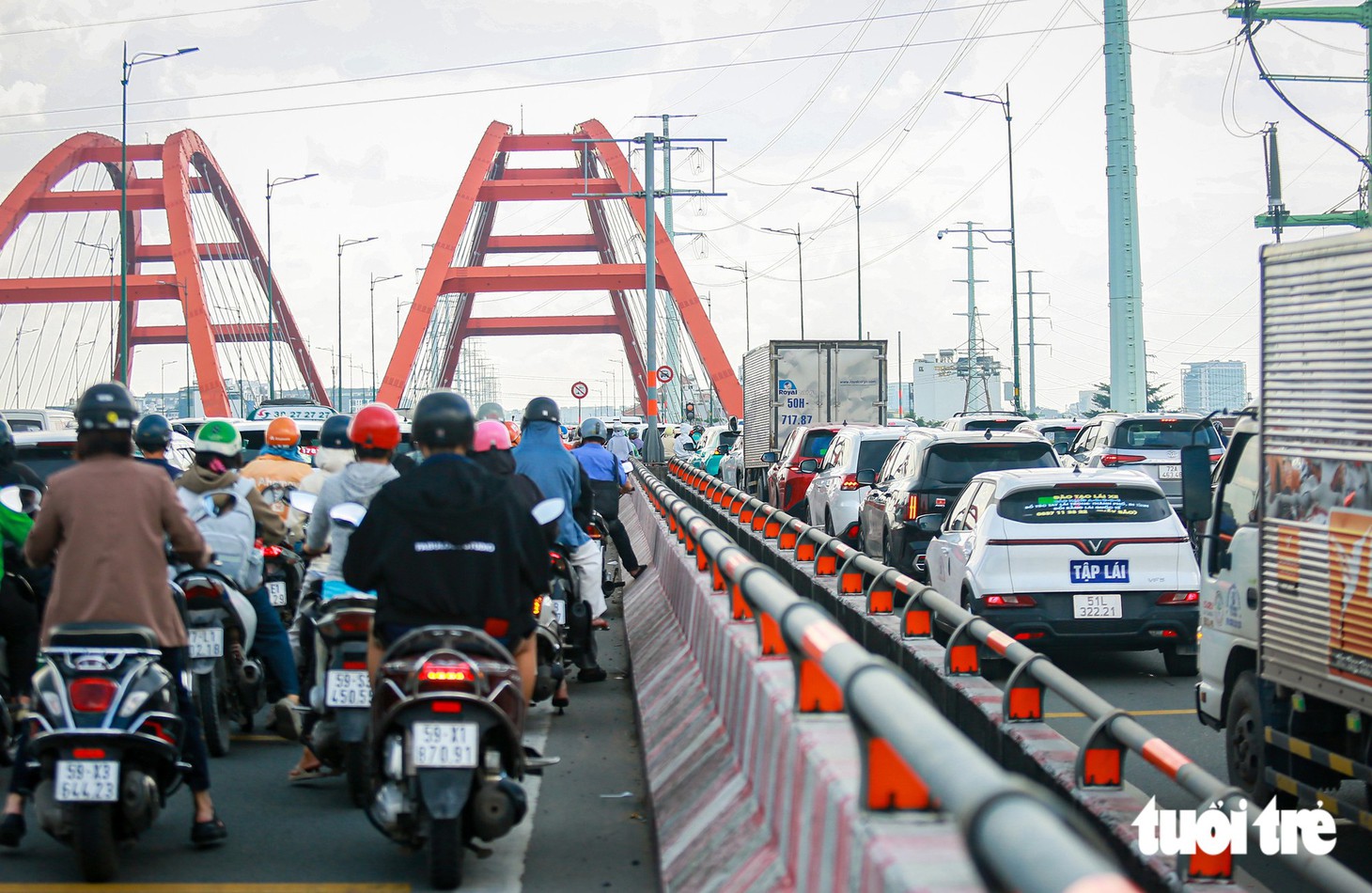 Cầu Bình Lợi 2 ùn ứ từ dù chưa tới giờ cao điểm, ô tô xếp hàng dài - Ảnh 2.
