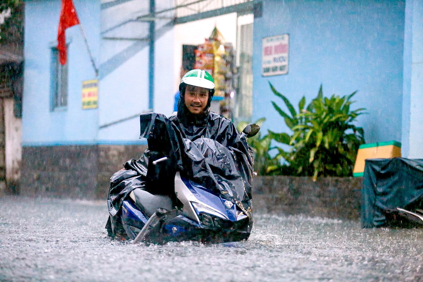 Dự báo chi tiết lượng mưa TP.HCM và Nam Bộ trong đợt mưa lớn sắp tới - Ảnh 1.