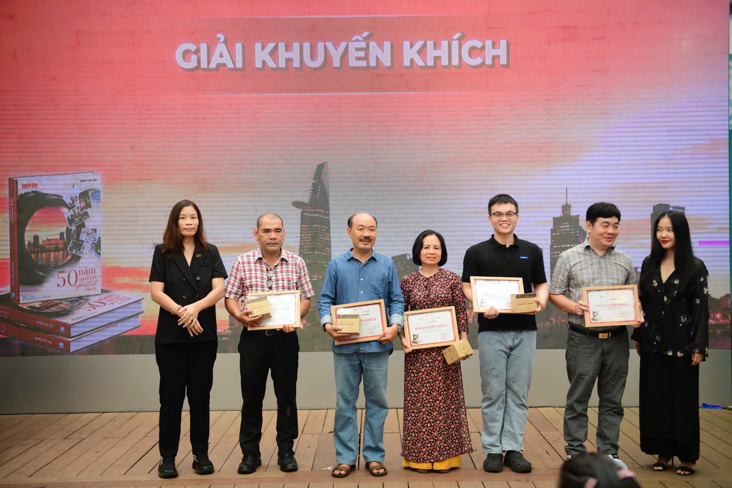 Trao giải và ra mắt sách 50 năm thành phố nghĩa tình của tôi: Câu chuyện ấy vẫn đang tiếp diễn - Ảnh 9.