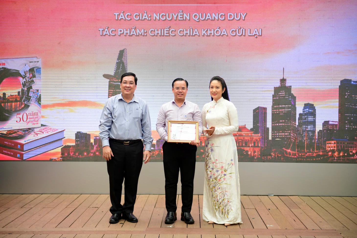 Trao giải và ra mắt sách 50 năm thành phố nghĩa tình của tôi: Câu chuyện ấy vẫn đang tiếp diễn - Ảnh 1.