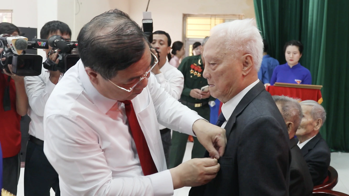 Dòng người thành kính dâng hoa sen trong lễ giỗ Chủ tịch Hồ Chí Minh - Ảnh 3.