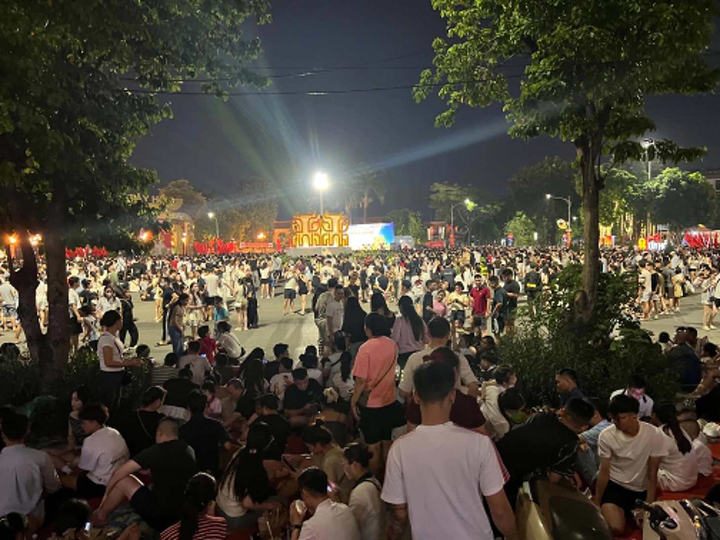 Hàng ngàn người đổ về trung tâm Hà Nội và TP.HCM chờ xem pháo hoa mừng Quốc khánh - Ảnh 1.