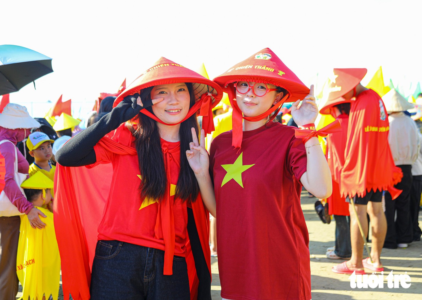 Hàng ngàn người lội xuống biển cổ vũ hội bơi chải truyền thống làng chài Quảng Trị - Ảnh 2.