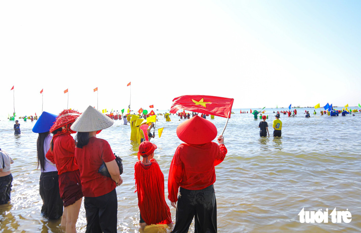Hàng ngàn người lội xuống biển cổ vũ hội bơi chải truyền thống làng chài Quảng Trị - Ảnh 7.