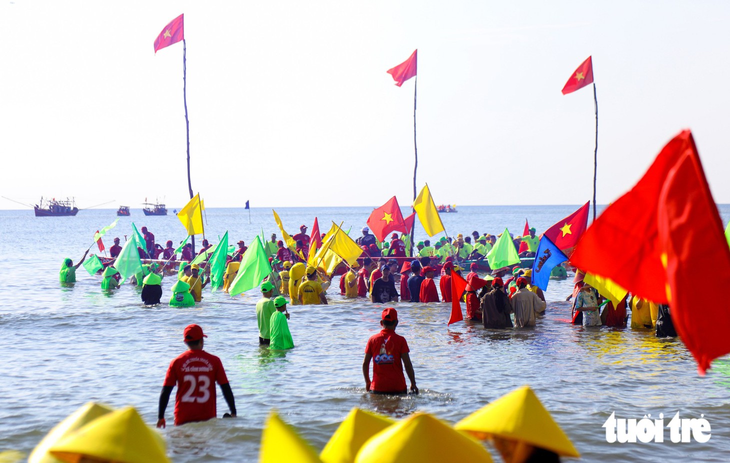 Hàng ngàn người lội xuống biển cổ vũ hội bơi chải truyền thống làng chài Quảng Trị - Ảnh 14.
