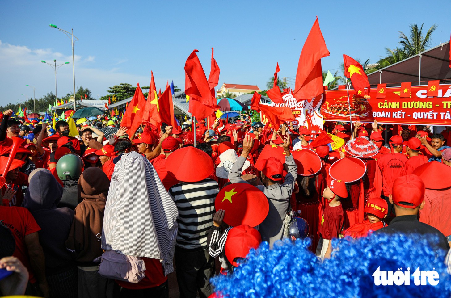 Hàng ngàn người lội xuống biển cổ vũ hội bơi chải truyền thống làng chài Quảng Trị - Ảnh 15.