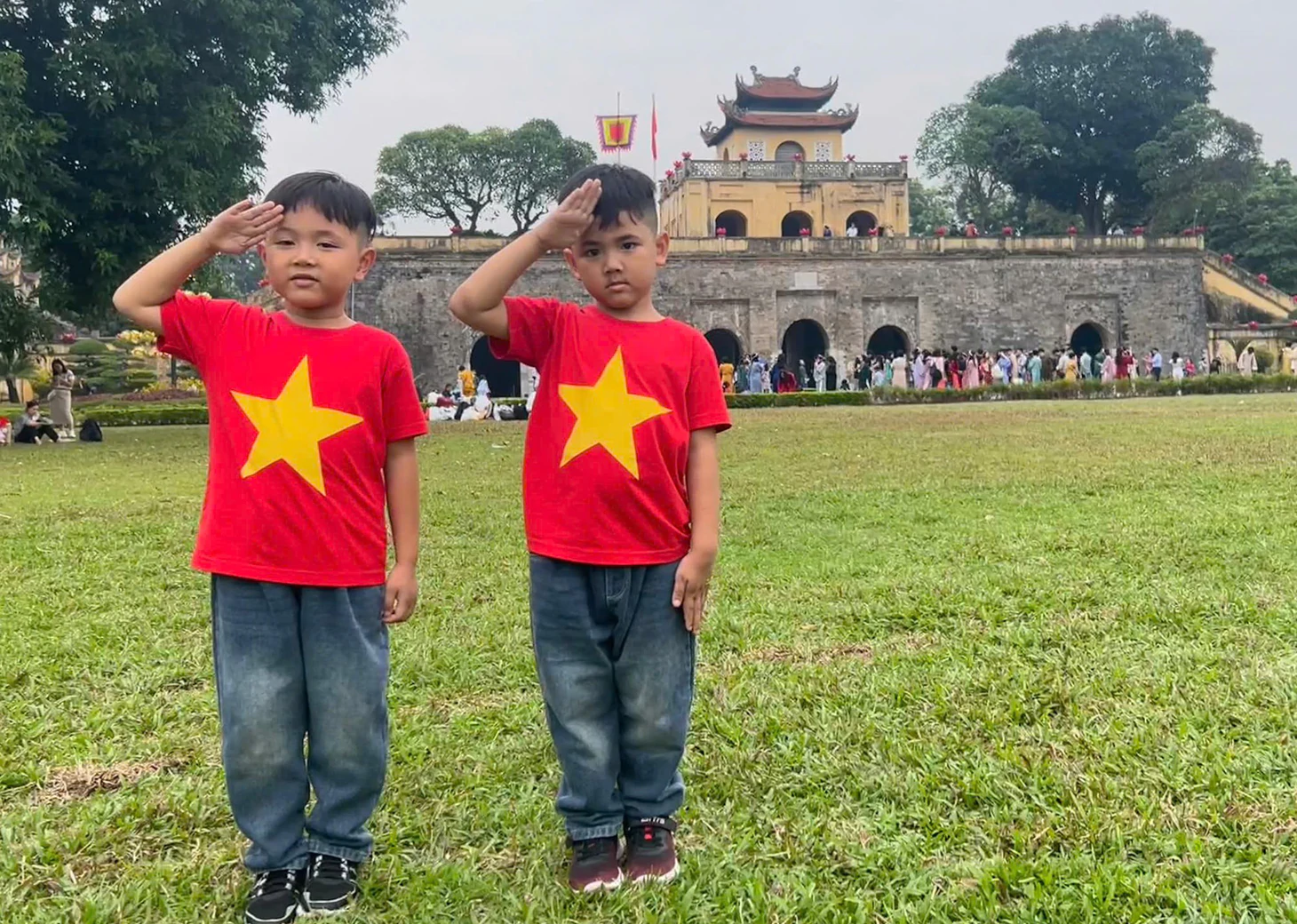 Tết độc lập cho con: Gieo lòng yêu nước qua áo cờ đỏ sao vàng - Ảnh 1.