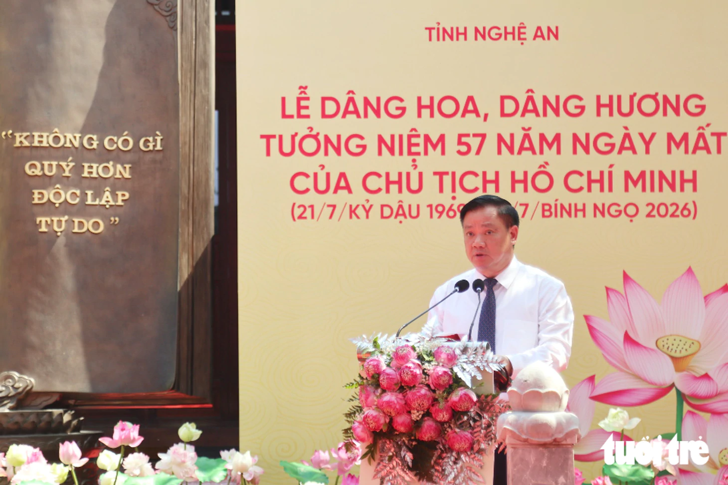 Dòng người thành kính dâng hoa sen trong lễ giỗ Chủ tịch Hồ Chí Minh - Ảnh 2.