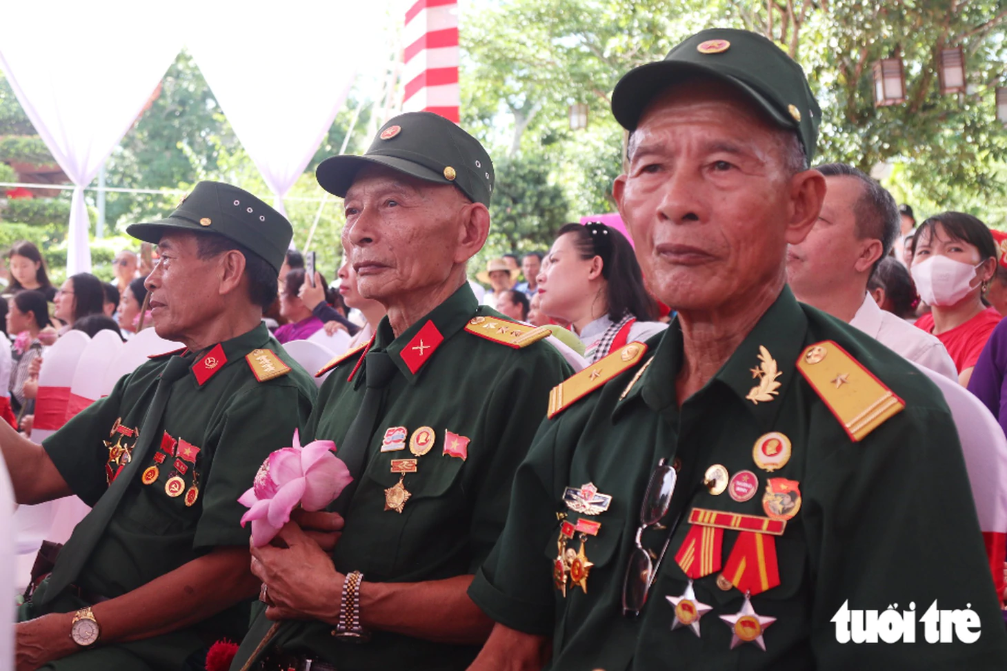 Dòng người thành kính dâng hoa sen trong lễ giỗ Chủ tịch Hồ Chí Minh - Ảnh 3.