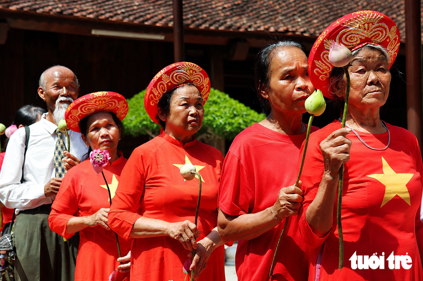 Dòng người thành kính dâng hoa sen trong lễ giỗ Chủ tịch Hồ Chí Minh - Ảnh 4.