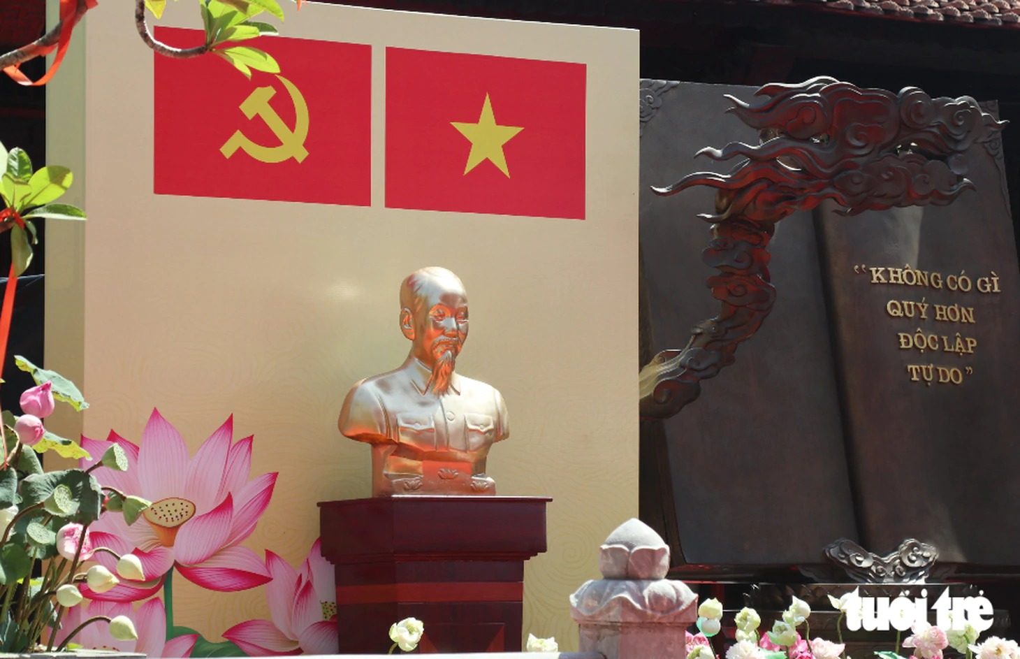 Dòng người thành kính dâng hoa sen trong lễ giỗ Chủ tịch Hồ Chí Minh - Ảnh 5.