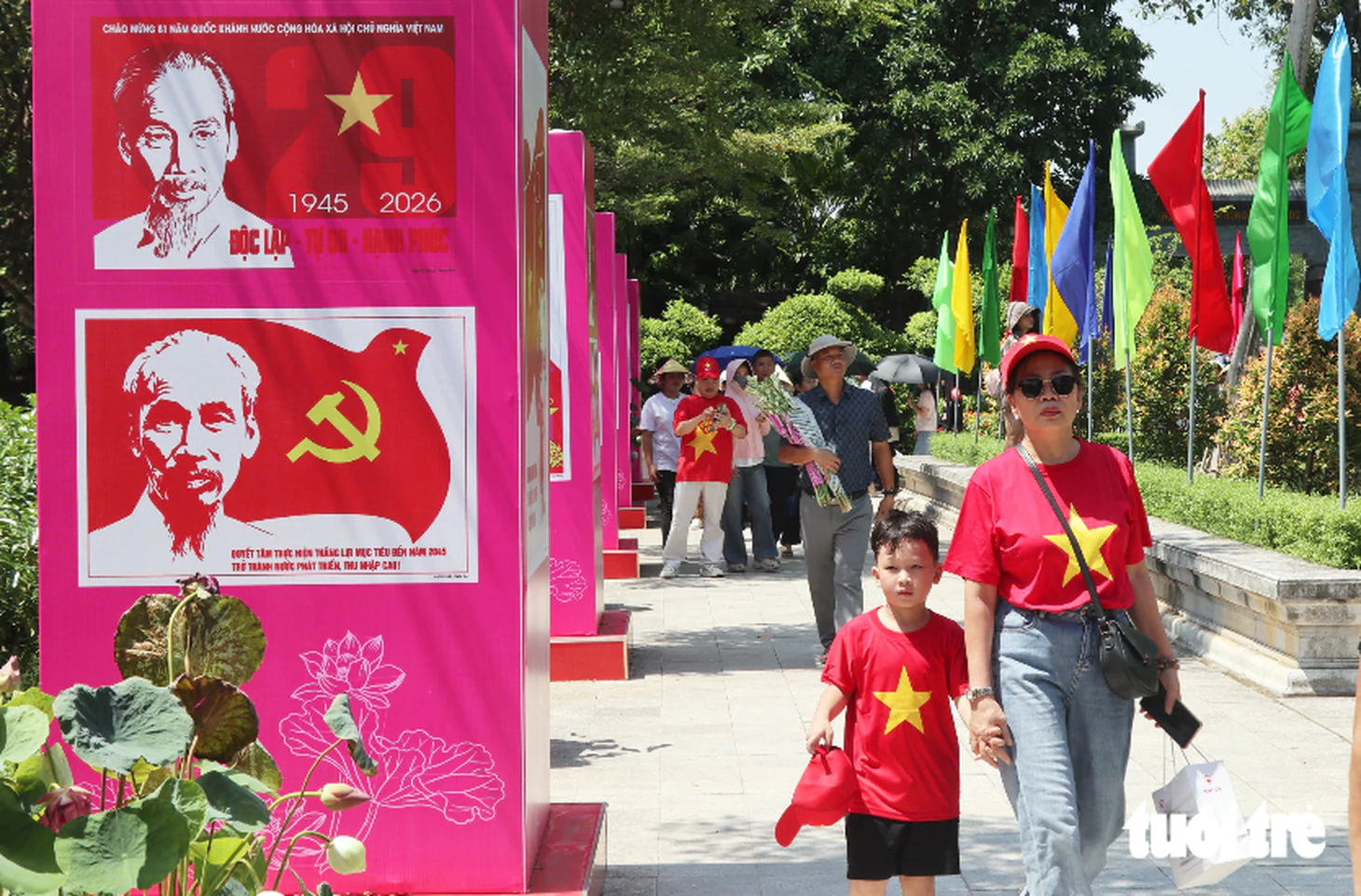 Dòng người thành kính dâng hoa sen trong lễ giỗ Chủ tịch Hồ Chí Minh - Ảnh 6.