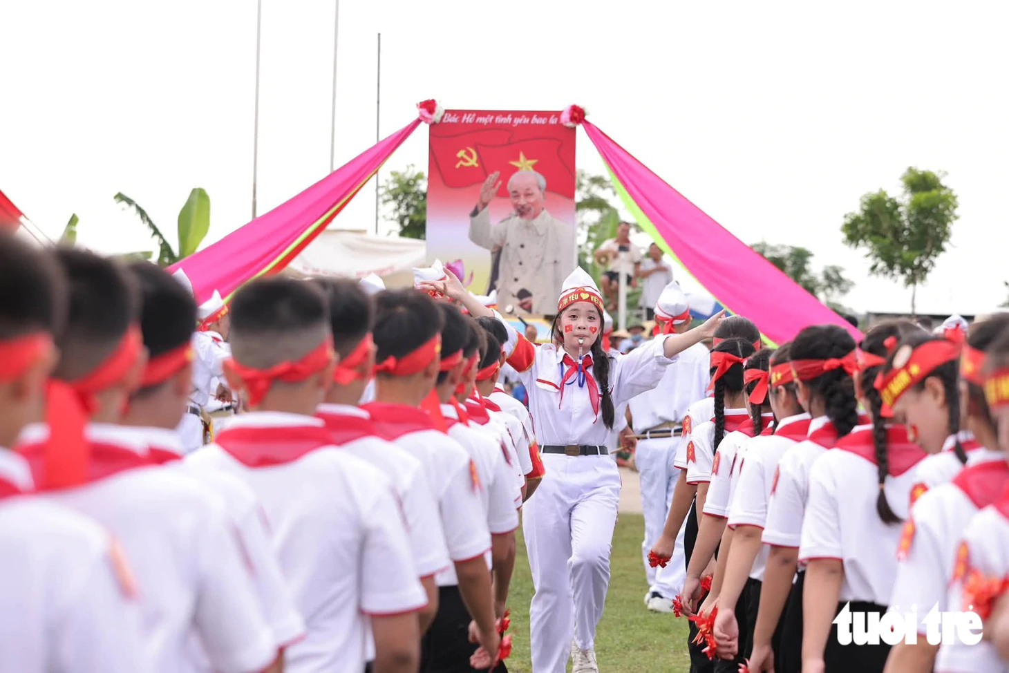 Đội hình thiếu nhi 400 em một xóm duyệt nghi thức đội 'gây sốt' - Ảnh 7.