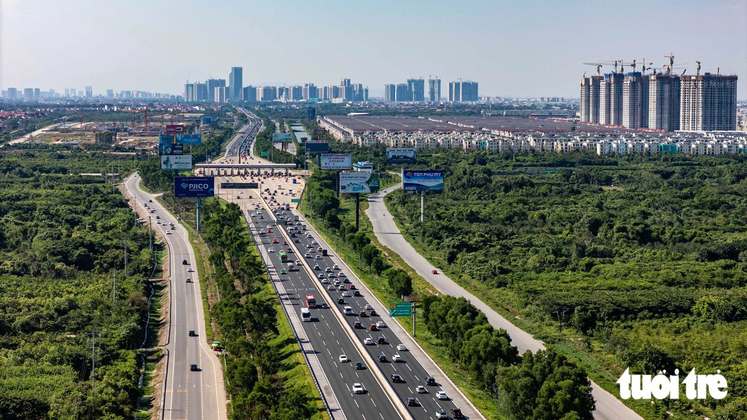 Người dân đội nắng trên đường trở lại Hà Nội sau kỳ nghỉ lễ, dòng xe kẹt cứng ở cầu Vĩnh Tuy - Ảnh 5.