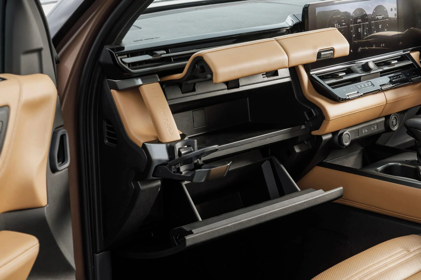 Mitsubishi Pajero đời mới ra mắt: 2 màn lớn, máy dầu, có thể thêm hybrid, lắp ở gần Việt Nam - Ảnh 14.