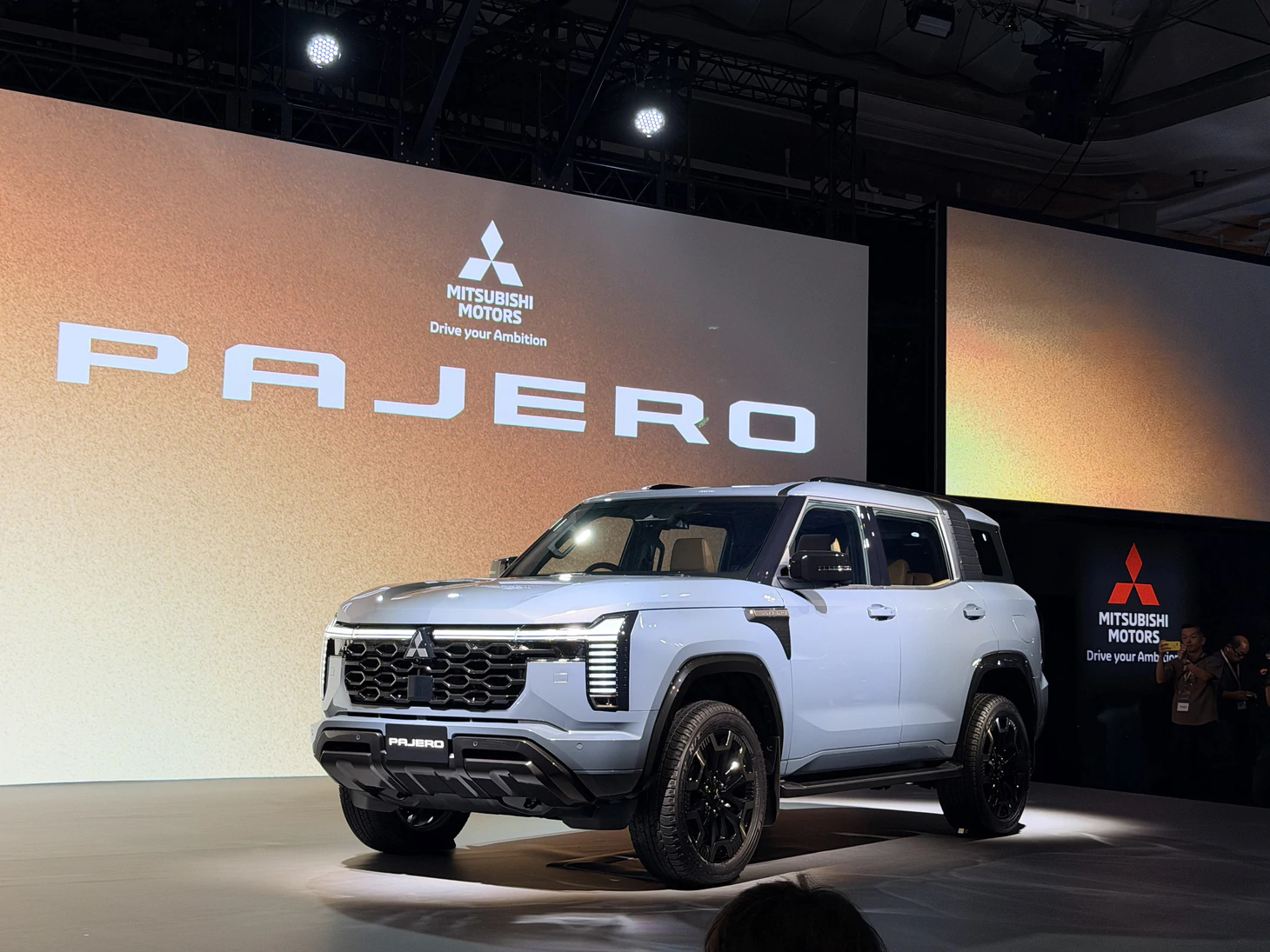 Mitsubishi Pajero đời mới ra mắt: 2 màn lớn, máy dầu, có thể thêm hybrid, lắp ở gần Việt Nam - Ảnh 4.