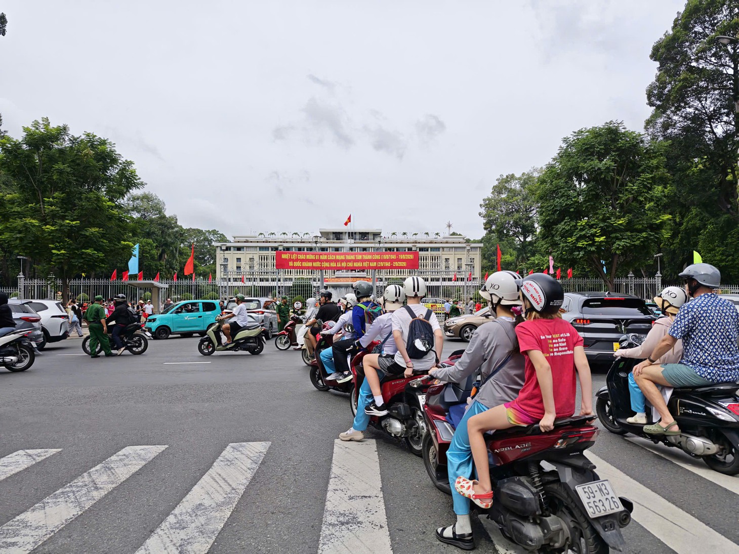 Đi chơi Dinh Độc Lập dịp Quốc khánh 2 - 9 đông đúc và sôi động - Ảnh 1.