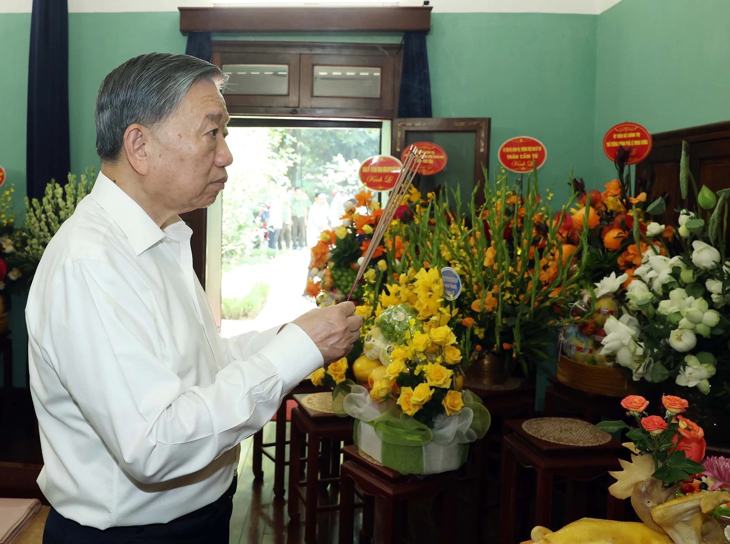 Tổng Bí thư, Chủ tịch nước Tô Lâm dâng hương tưởng nhớ Chủ tịch Hồ Chí Minh ngày 2-9 - Ảnh 4.